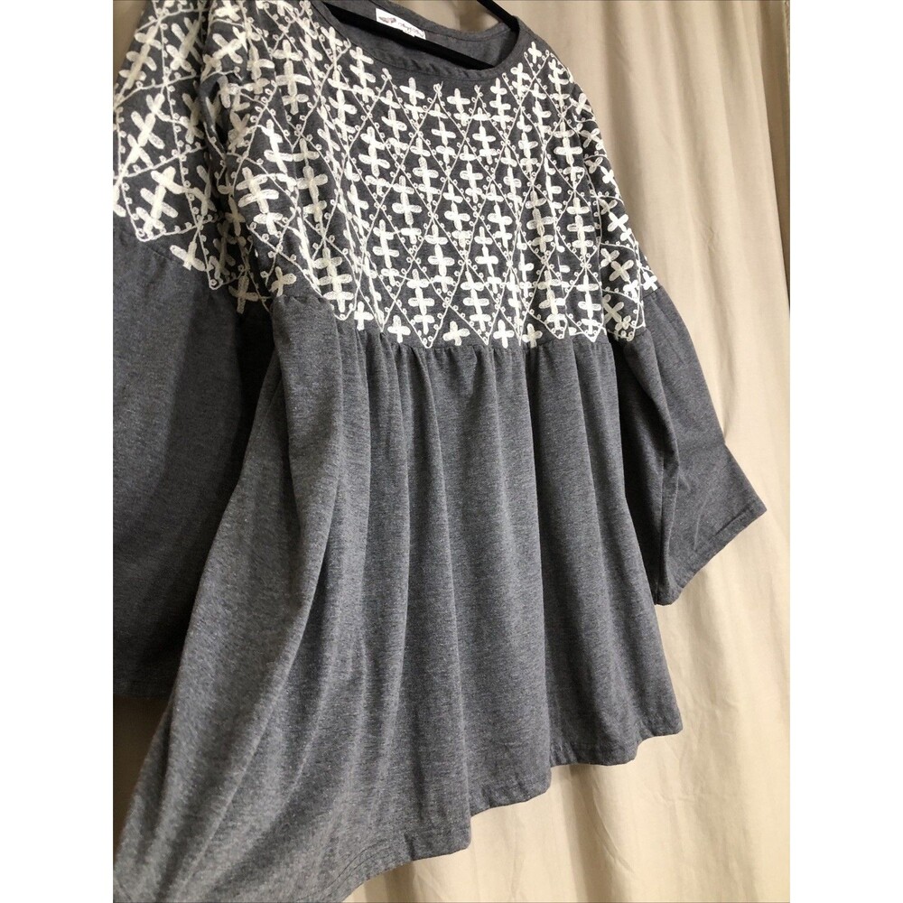 Angel Heart Boutique Women's Flowy top Gray w/ Off White Stitch Design Size 2X - Picture 6 of 10